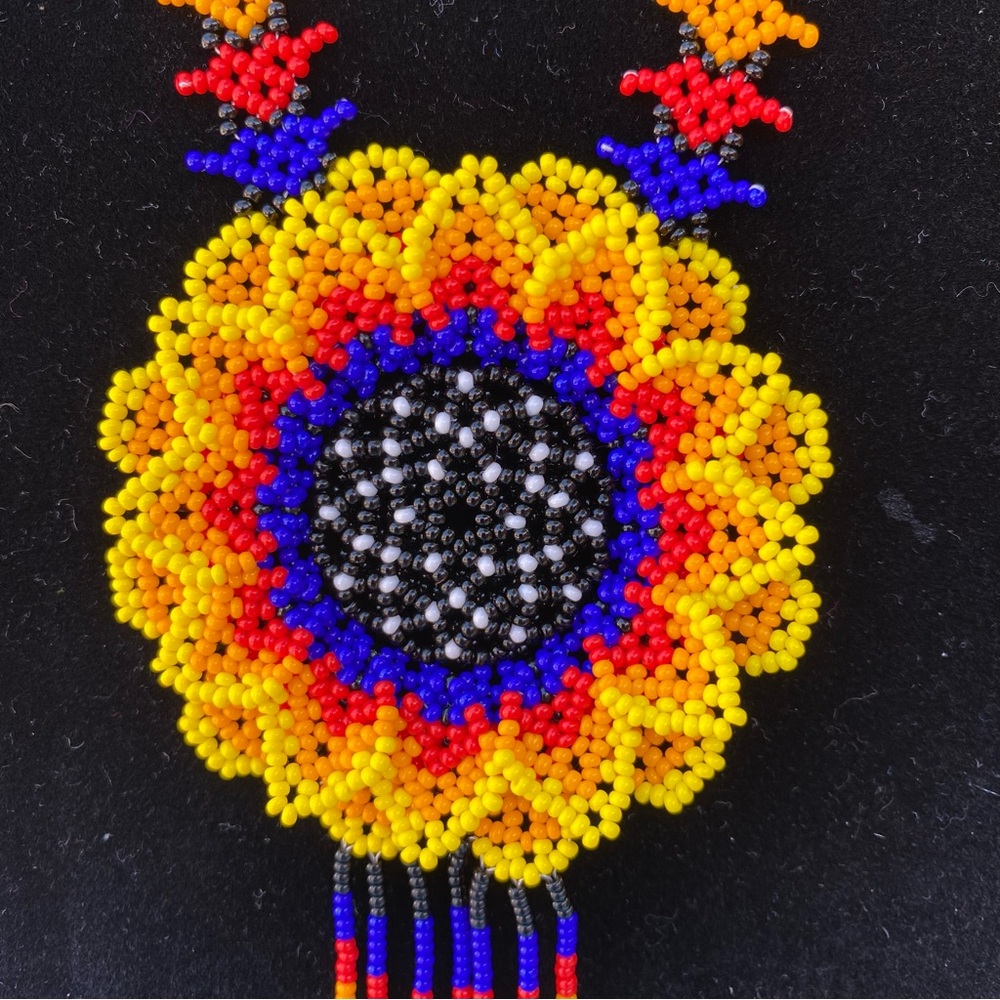 Gorgeous chakira bead flower necklace - Picture 2 of 4